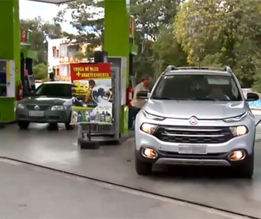 Motoristas correm aos postos e preço da gasolina deve subir até este sábado