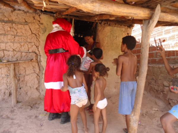 Papai Noel solidário distribui cestas básicas a famílias carentes de Floriano