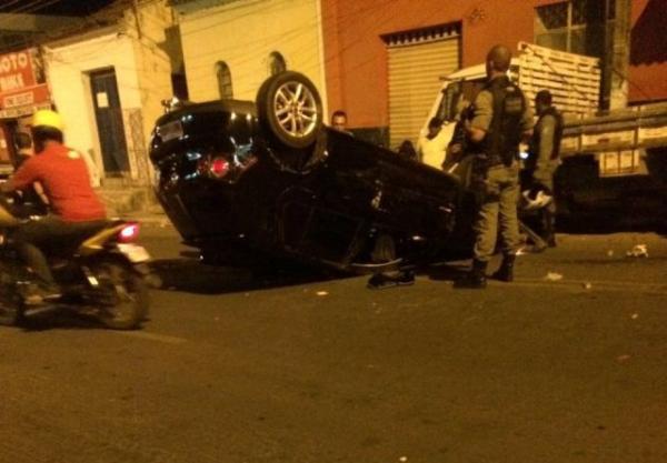 PM encontra rev&oacute;lver em autom&oacute;vel acidentado em Floriano.(Imagem:Reprodu&ccedil;&atilde;o/FlorianoNews)