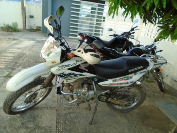Homens armados tomam motocicletas de assalto no bairro Cajueiro II