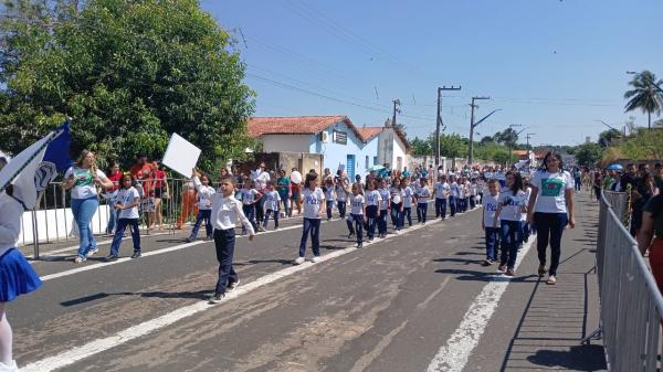 Desfile C&iacute;vico de 7 de Setembro em Bar&atilde;o de Graja&uacute;.(Imagem:FlorianoNews)
