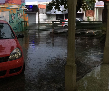 Chuva forte causa transtornos, danifica prédio da Semec e põe em alerta 56 áreas de risco