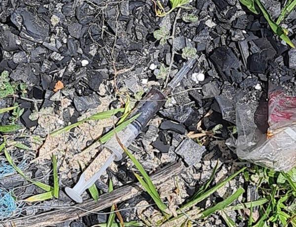 Moradores registram lixo queimado e seringa com agulha em praia do Piauí