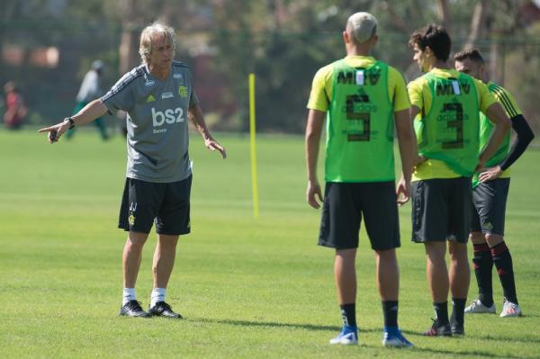O did&aacute;tico: Jorge Jesus orienta os jogadores durante treino no Ninho do Urubu.(Imagem:Alexandre Vidal/Flamengo)