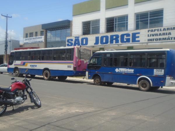 &Ocirc;nibus de transporte coletivo se envolvem em acidente no centro de Floriano.(Imagem:FlorianoNews)