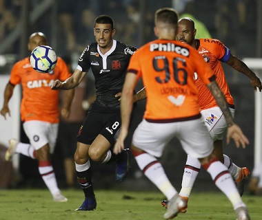Vasco cede empate ao Atlético-PR e segue em apuros no Brasileiro