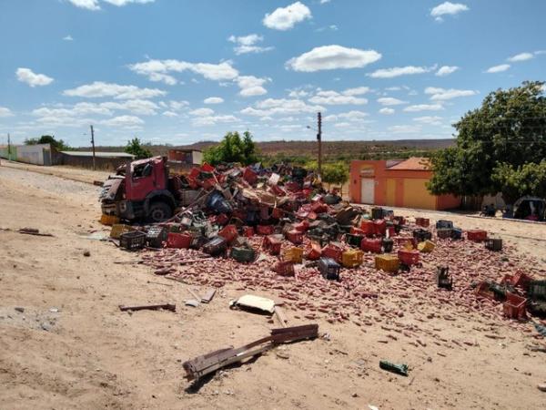 Veículo desgovernado atinge caminhão e moto, matando três pessoas no Sul do Piauí