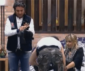 Anna engraxa suas botas