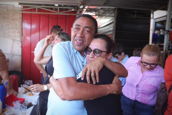 Joel é recebido por populares ao lado de Margarete durante visita ao mercado de São Raimundo Nonato(Imagem:Ascom)