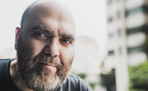 André Abujamra canta Arnaldo Antunes, Chico César, Gilberto Gil e Itamar Assumpção no primeiro disco