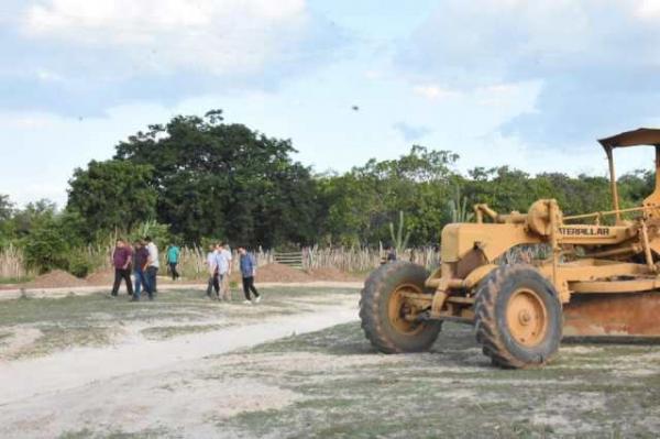 Comunidades rurais de Floriano recebem obras de recupera&ccedil;&atilde;o e amplia&ccedil;&atilde;o de estradas.(Imagem:SECOM)