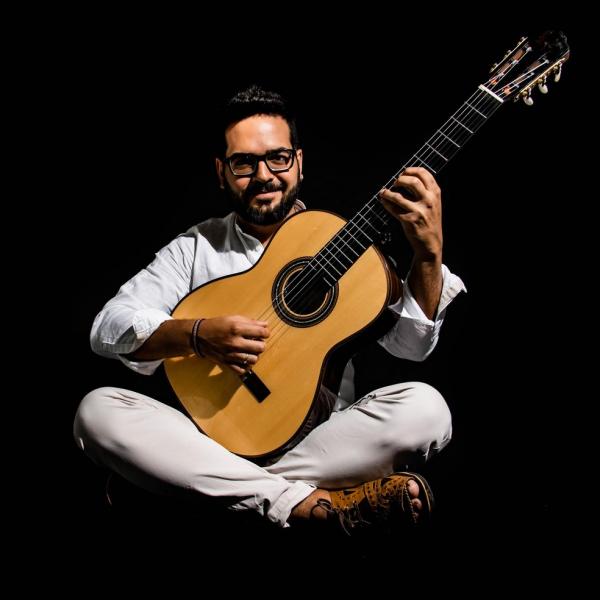 Violonista Cainã Cavalcante enaltece o tempo modernista de Garoto em álbum feito entre a reverência