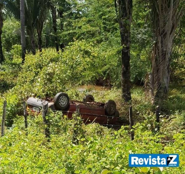 Motorista perde controle do carro e capota na BR-222 em Esperantina
