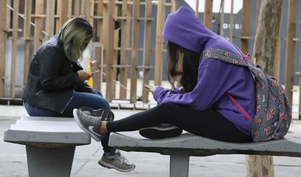 Celulares nas escolas: professores comentam adaptação à nova lei
