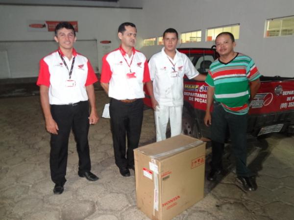 Cajueiro Motos realizou a doa&ccedil;&atilde;o de alimentos em Floriano.(Imagem:FlorianoNews)
