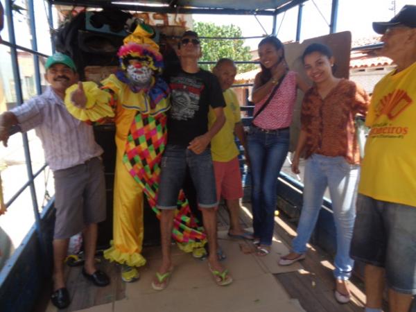 Palha&ccedil;o carrapeta percorre ruas de Floriano distribuindo bombons.(Imagem:FlorianoNews)