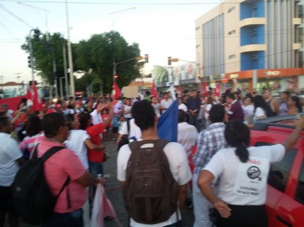 Dezenas de mulheres protestam contra cultura do estupro em Teresina