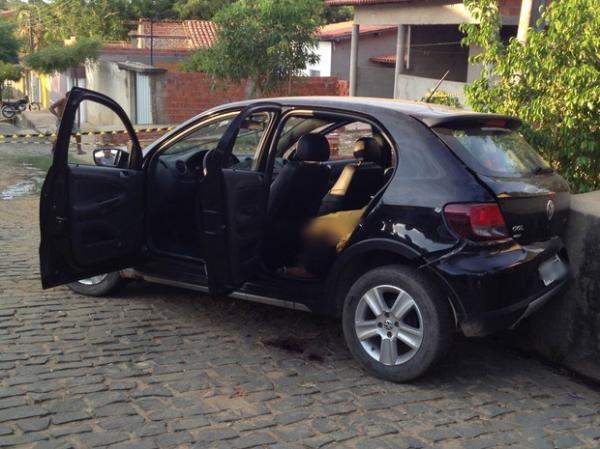 Criminosos atiram contra veículo e homem é morto com tiro na cabeça