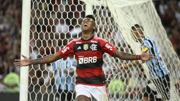 Flamengo vence Grêmio no Maracanã e entra no G-4 do Brasileirão