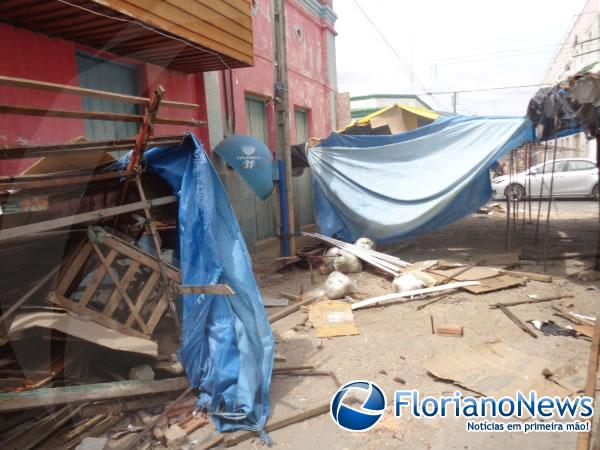Ve&iacute;culo invade Cal&ccedil;ad&atilde;o e destr&oacute;i barracas em Floriano.(Imagem:FlorianoNews)