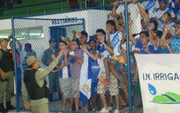 Pol&iacute;cia teve que conter torcida, que protestava contra atua&ccedil;&atilde;o do &aacute;rbitro Andrey da Silva.(Imagem:Wenner Tito)