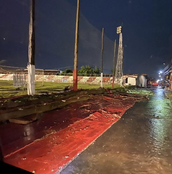 Chuva forte: Muro de estádio cai após partida entre 4 de Julho e Parnahyba em Piripiri
