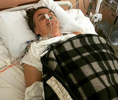 Facada atingiu intestino de Jair Bolsonaro e candidato é operado