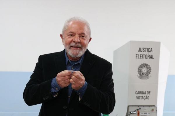  O presidente eleito &agrave; presid&ecirc;ncia da Rep&uacute;blica, Luiz In&aacute;cio Lula da Silva, vota na Escola Estadual Jo&atilde;o Firmino, em S&atilde;o Bernardo do Campo no primeiro turno.(Imagem:Rovena Rosa/Ag&ecirc;ncia Brasil)