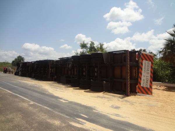 Carreta carregada de soja tomba na BR 230
