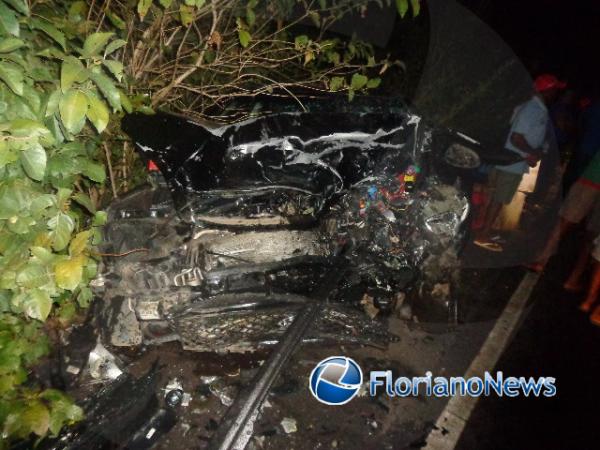 Colis&atilde;o frontal entre carros deixa tr&ecirc;s pessoas feridas na PI-140(Imagem:FlorianoNews)