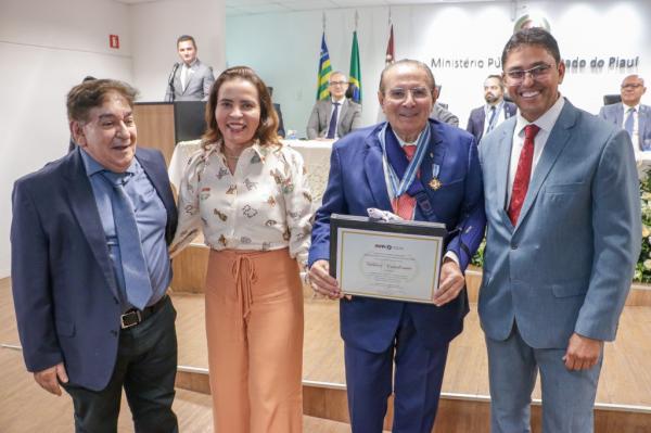  Valdeci Cavalcante &eacute; homenageado com a Medalha do M&eacute;rito do Minist&eacute;rio P&uacute;blico no Piau&iacute;(Imagem:Divulga&ccedil;&atilde;o)