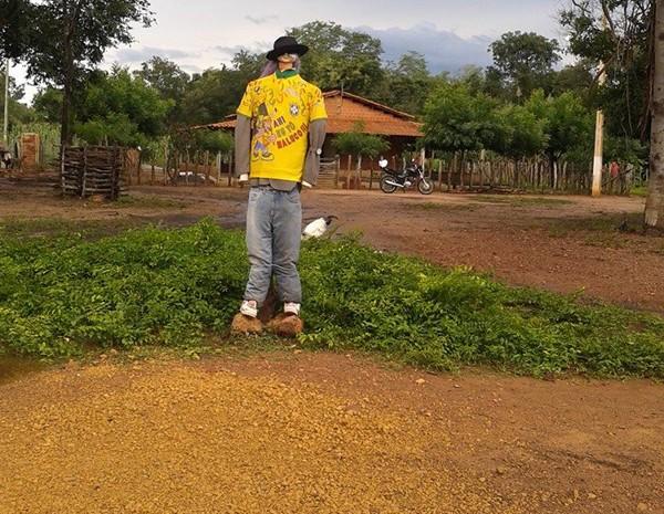 Bonecos de pano são usados para 'sinalizar' estrada no Sul do Piauí