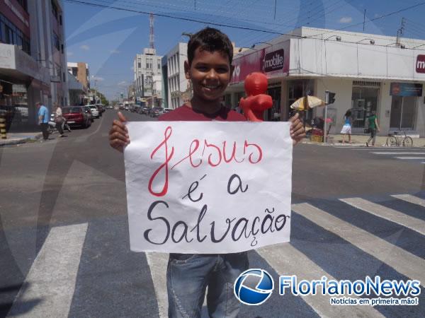 Jovens evang&eacute;licos levam a Palavra de Deus ao tr&acirc;nsito de Floriano.(Imagem:FlorianoNews)