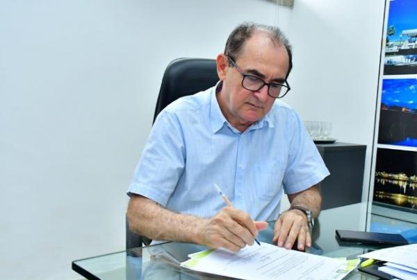 Prefeito de Floriano assina decretos para regulamentar o Carnaval na cidade