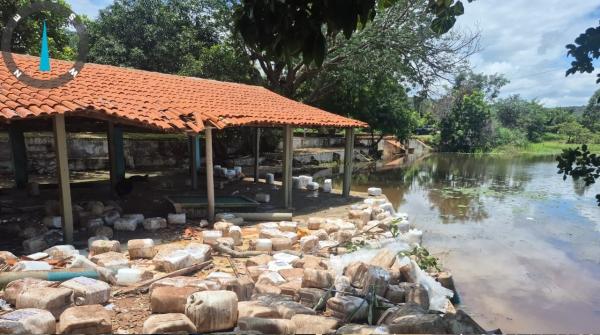 Após acidente com carga química, Semarh proíbe banho, pesca e coleta de água no Riacho Esfolado em Bertolínia(Imagem:Ascom Semarh)